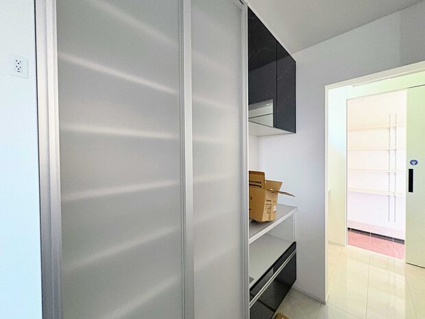 システムキッチンとデザインを合わせたカップボード(食器棚)を標準完備しました。