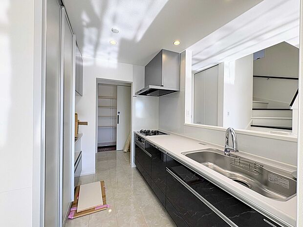 キッチンに立つ時間が快適に。食洗機 とダイヤモンドフロア 採用。LDKは広々20.9帖 で、床暖房付