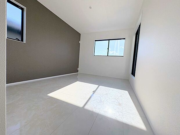 ゆったり主寝室。二面採光で明るい洋室です。