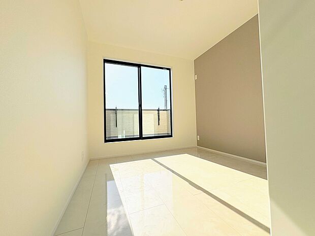 バルコニーに面した洋室です。