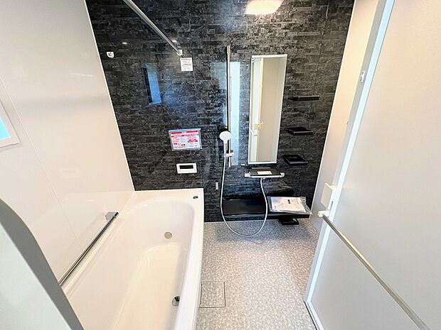 広々とした浴槽でゆったりと足を伸ばせる、心身ともにリラックスできる空間です。