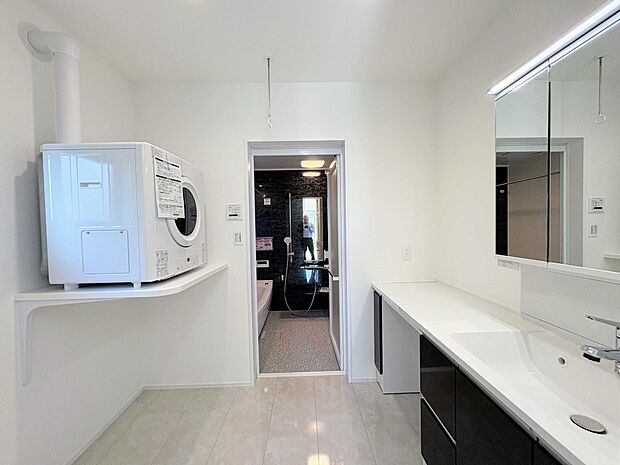 ゆったり洗面脱衣室。洗濯機スペースも広く確保された使いやすい水回り動線です