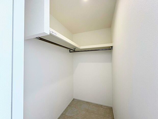 収納力充実の主寝室。主寝室には、衣替え不要のウォークインクローゼットを装備。