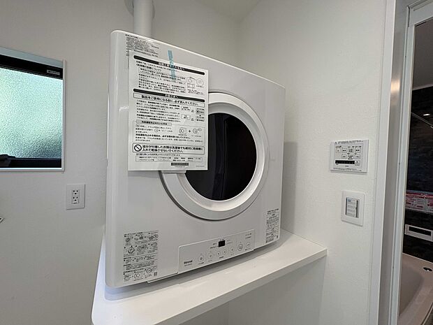 浴室に隣接したランドリースペースにガス衣類乾燥機を完備。雨の日も気にせず、家族の洗濯物をカラッと乾燥できます。