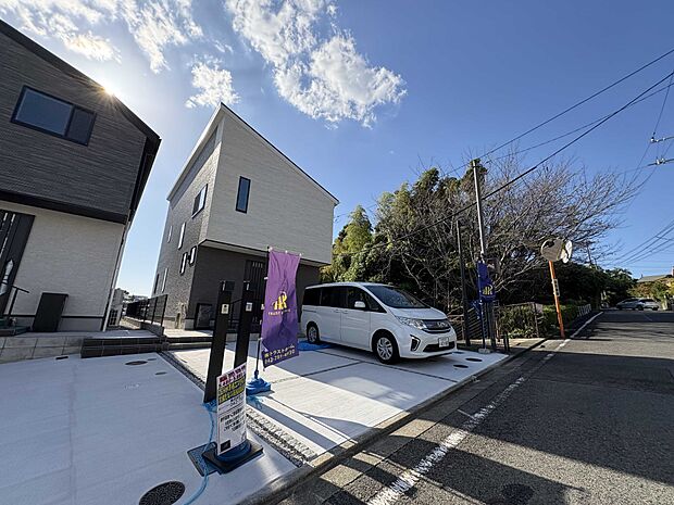 前面道路広く駐車しやすい新築戸建てです。