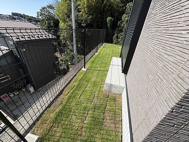 陽光降り注ぐ芝生の庭は、お子様が元気に駆け回る理想の遊び場。