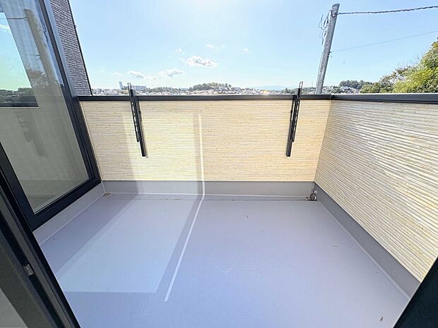 洗濯物を干すのはもちろん、心地よい風を感じながらリフレッシュするスペースとしても活用できます。