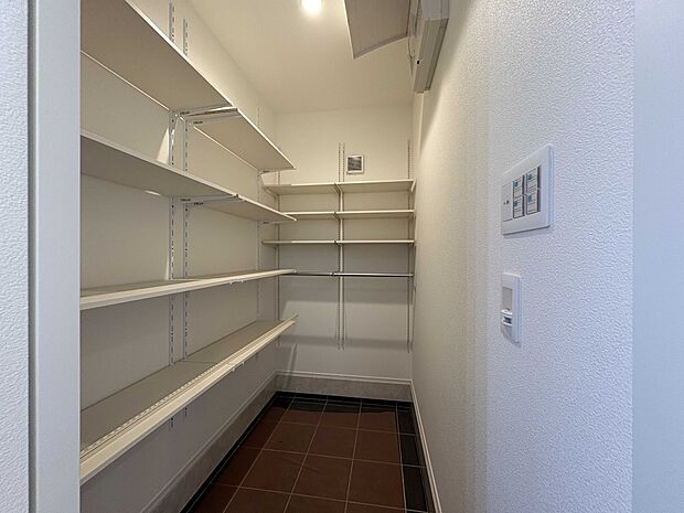 大容量の玄関収納。シューズインクローゼット付きで、ベビーカーや外遊び道具もすっきり片付きます。