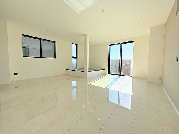 採光豊かな明るいLDK。2面陽光がたっぷり差し込みます。