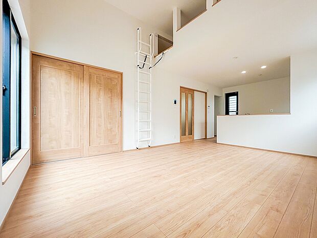 広々としたリビングは、家族全員がのびのびとくつろげる憩いの場所です。明るい光が差し込み、温かみのある空間が、毎日の生活をより豊かで楽しいものにしてくれます。家族みんなで集まるのが楽しみです。