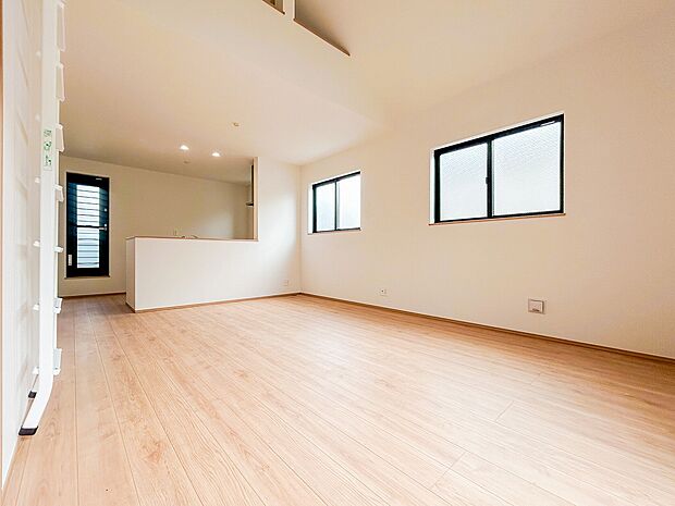 リビングに広がる開放的な空間は、家族が自然と集まり笑顔が絶えない場所。大きな窓から差し込む光が明るさと心地よさをもたらし、毎日の暮らしにゆとりと穏やかさを与えてくれる、家族の憩いの場所です。