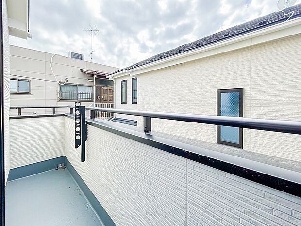 洗濯物がよく乾く明るいバルコニーは、風通しも良く、家事の効率が高まる環境です。広さがあるため、お洗濯物をたっぷり干せるのが嬉しいポイントで、日々の生活にゆとりが生まれます。