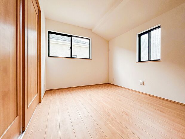 広々とした居室は、たっぷりと日差しが差し込み、ゆったりとしたくつろぎのひとときを楽しめる空間です。清潔感と快適さが保たれており、穏やかで心地よい毎日を支えてくれます。