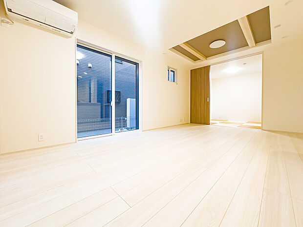 日当たり良好なＬＤＫは、温かな陽光と爽やかな風が通り抜ける安息の住空間。帰ってきたくなる場所、安心できる場所として住まいにおける役割は重要です。エアコンを設置済みです。2025/12/12撮影