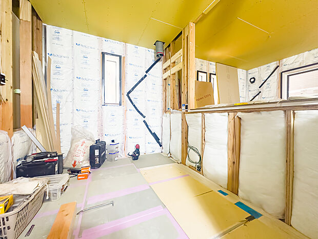 目の前をオープンにすることで開放感があり、コミュニケーションが円滑になる対面式キッチン。家族の顔がよく見えるキッチンスペースです。2025/10/30撮影