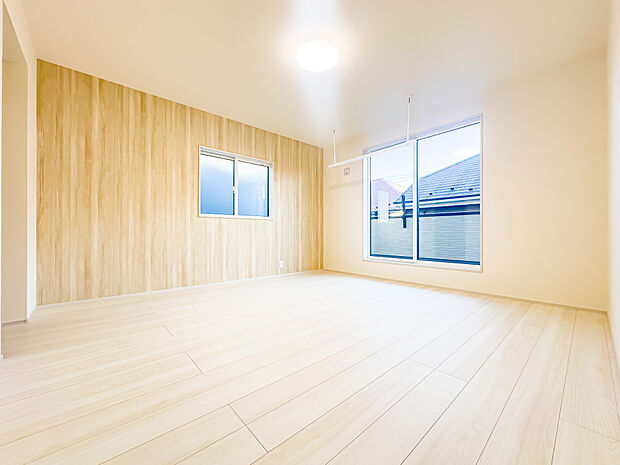 約8.5帖の主寝室は、ベットを置いても余裕がありそうなスペースです。室内物干しを設置済みです。収納力に優れたWICも完備。バルコニーに出ることができます。2025/12/12撮影