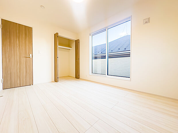 子供部屋や書斎、テレワークルームなどにするにも丁度良い広さの約6帖の居室。使い方は貴方次第です。バルコニーに出ることができます。2025/12/12撮影