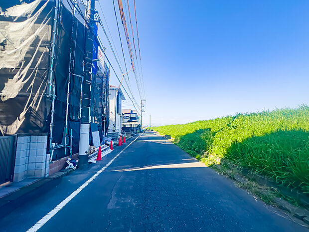 前面道路は約6mの広さです。車通りが少なく、静かな暮らしを守ってくれます。2025/10/30撮影