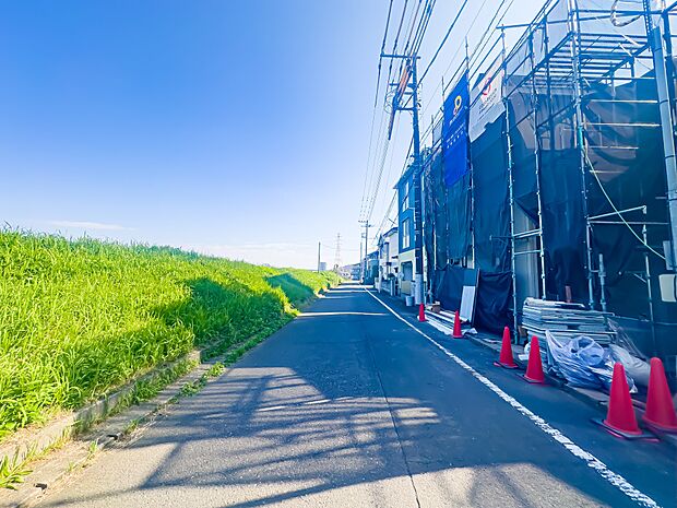カースペースを1台分ご用意しております。前面道路は車通りが少なく、車庫入れがスムーズに行えます。2025/10/30撮影