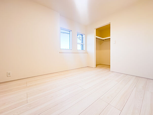 約6.14帖のホワイトベースの居室は、飽きが来ず家具やレイアウトが映えるお部屋です。WICをご用意しております。2025/12/12撮影