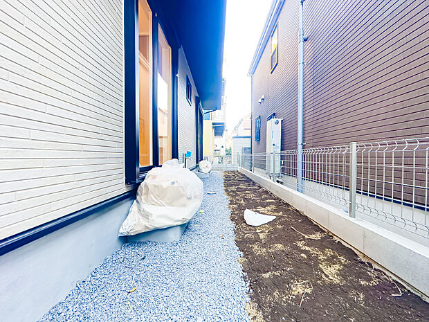 窓を開けて1歩踏み出せば、プライベート感のある自分専用のお庭スペース。特別を感じる魅力的な空間です。ガーデニングや家庭菜園などが楽しめます。外水栓をご用意しております。2025/12/12撮影