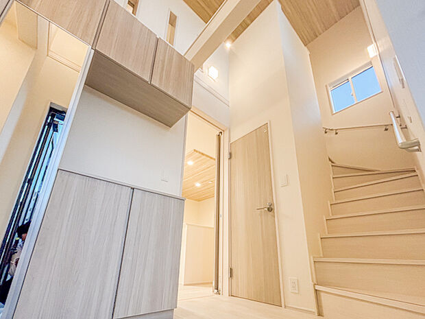 広々とした玄関スペースは、家族や来客を温かく迎え入れる心地よい空間です。ゆとりあるスペースがあるため、荷物の置き場にも困らず、快適な住まいの入り口としての機能が充実しています。