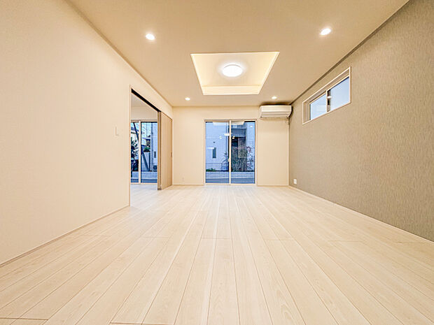 家族が自然と集まる広々としたリビング。大きな窓から陽の光が降り注ぎ、開放感と温もりが広がる空間です。ゆったりとくつろげる場所で、穏やかで心地よい時間を家族みんなで楽しめます。