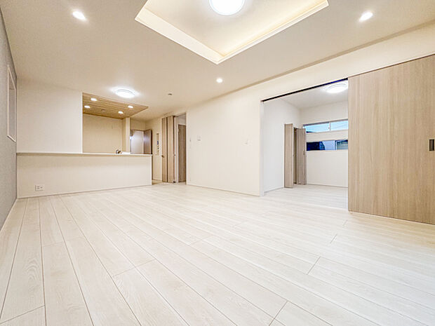 広々としたリビングは、家族全員がのびのびとくつろげる憩いの場所です。明るい光が差し込み、温かみのある空間が、毎日の生活をより豊かで楽しいものにしてくれます。家族みんなで集まるのが楽しみです。