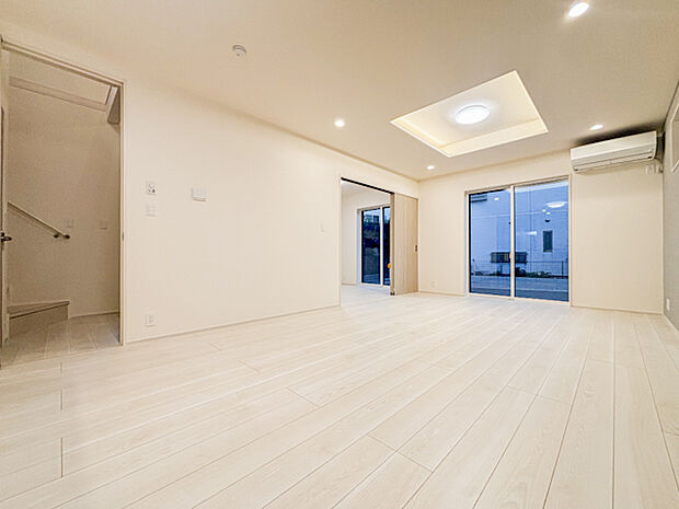 陽光あふれる広々リビングは、家族が集い笑顔が自然と生まれる温かい場所。心穏やかな時間がゆっくりと流れ、日々の暮らしがより豊かに彩られる、そんな快適な空間がここにあります。