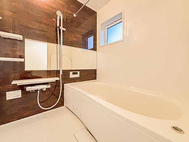 ゆったりとした広さのバスルームで、1日の疲れを癒す贅沢な時間が過ごせます。清潔感とモダンなデザインが、快適な入浴タイムを提供し、リラックスできる空間で一日の締めくくりの時間をお過ごしいただけます。