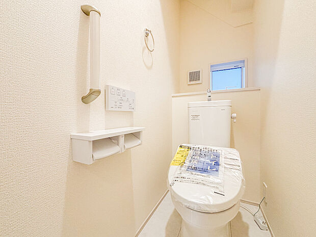 新築ならではの清潔感あふれるトイレ。シンプルでモダンなデザインが快適な空間を作り、日々の使用が気持ちよく過ごせます。広めのスペースがあり、機能性も充実しています。