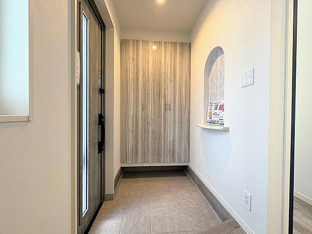 木目調の収納が美しい玄関は、家族の靴や小物をすっきり収納できます。おしゃれなニッチが来客を温かく迎え、毎日を気持ちよくスタートできる空間です。