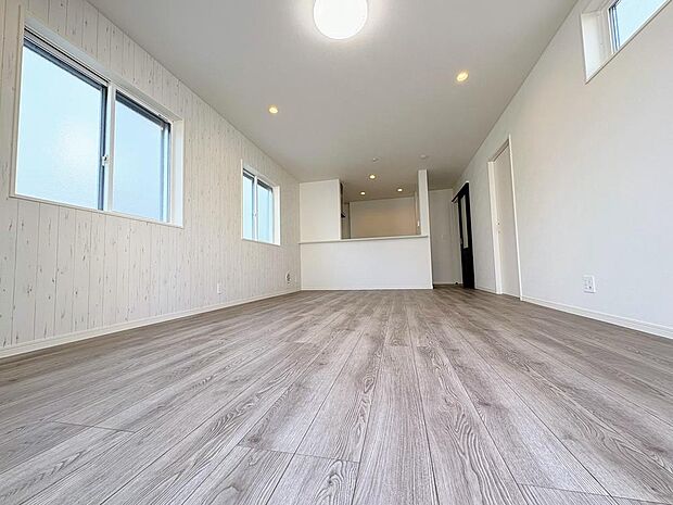 明るい光が差し込む広々としたLDKは、家族の笑顔が自然と集まる空間。木目調のフローリングとアクセントクロスが、洗練された居心地の良い雰囲気を演出します。