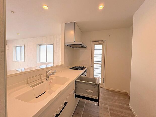 広々としたシンクと3口コンロを備えたキッチンは、家族みんなで料理を楽しむのに最適。収納も豊富で、いつもすっきり片付きます。