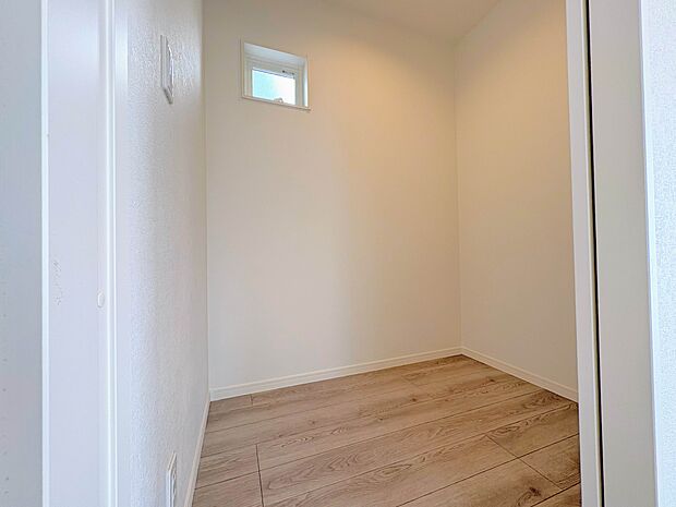 掃除機やクイックルワイパー、ストーブや扇風機などなどリビング内にあると嬉しい収納です。