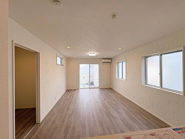 大きな窓から豊かな緑と光が差し込む、開放的なリビング。温もりあるフローリングで、家族の笑顔が溢れる団らんの時間を。