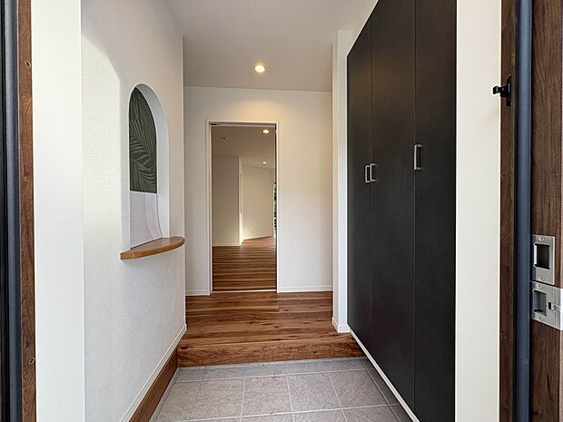 家族の靴や小物をすっきり収納できます。おしゃれなニッチが来客を温かく迎え、毎日を気持ちよくスタートできる空間です。