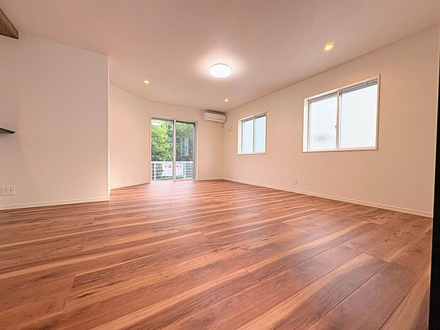 陽光が降り注ぐ広々としたリビングは、家族の笑顔と会話が自然と生まれる空間です。温もりあるフローリングが心地よい毎日を演出します。