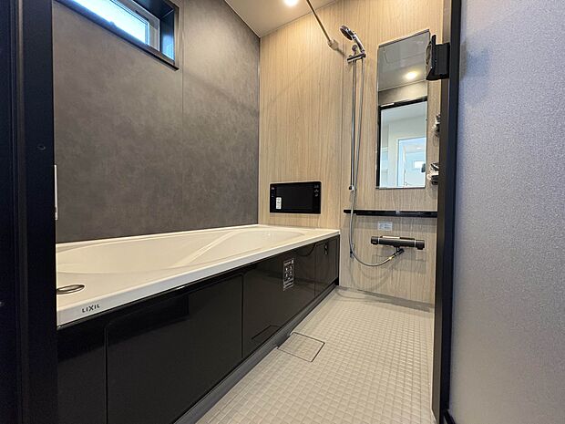 広々とした浴槽で、一日の疲れを癒す贅沢なバスタイムを。お子様との楽しい入浴時間もゆったりと過ごせます。木目調パネルが心地よい空間を演出します。