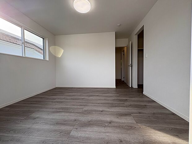 陽光が降り注ぐ明るい洋室は、お子様の成長に合わせて子供部屋や書斎としても活用できます。