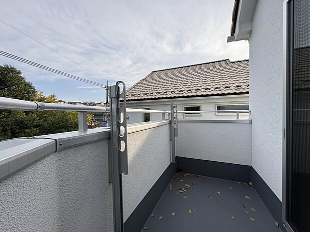 物干しスペースも確保されており、家事効率もアップ。お子様との外遊びも楽しめます。