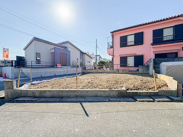 自然の光や風を感じられる開放感ある土地。暮らしやすさを大切にした住まいを計画でき、家族の夢を形にできます。穏やかな住環境が毎日の生活をより快適にしてくれます。