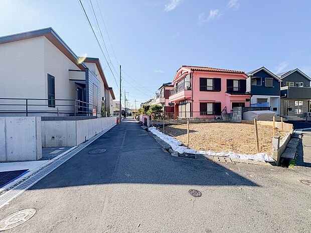 角部屋ならではの開放感が魅力の住まい。窓が多く、陽当たりや風通しが良好なため、心地よい暮らしが叶います。隣接する住戸が少なく、プライバシー性が高いのも嬉しいポイントです。