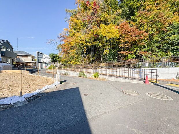 隣接する住戸が少ない角部屋のため、独立性が高く静かに暮らせる住まいです。窓が多く、光と風をたっぷり取り込めるため、室内は明るく開放的な空間が広がっています。