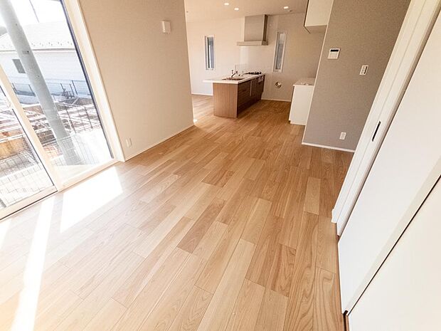 清々して潔い青空からランディングする光線がプレミアムルームを照らし、心も身体も解き放たれる麗らかな喜びを感じる空間を演出している。