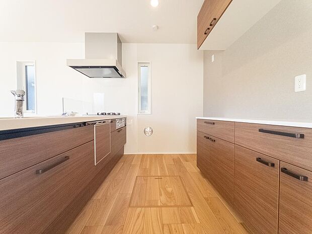 広いキッチンは作業スペースが確保でき、子どももお手伝いがしやすい。対面キッチンは、子どもを見守りながら料理できる点が人気です。