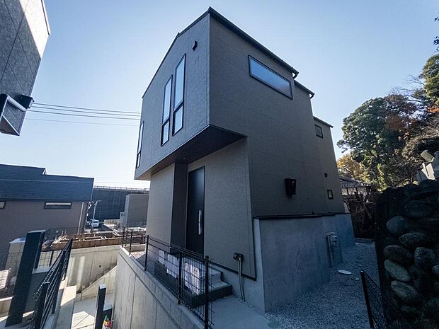 ここにはさまざまな記憶が紡がれていく場所、幼かった君たちの成長を喜ばしくみまもった日々、たわいもない会話を楽しむ時、経る年月と共に思いが重なる場所