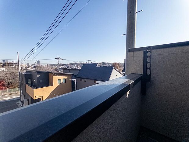 自然の心地よさに囲まれる。大開口の外に広がるのはさわやかな青空。