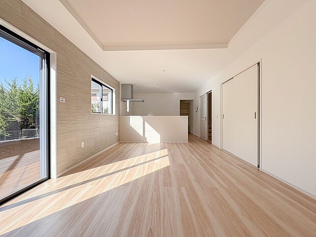 南西向きのリビングは、日当たりがとても良好で、日中は明るく開放的な雰囲気を楽しむことができるお部屋となっております。