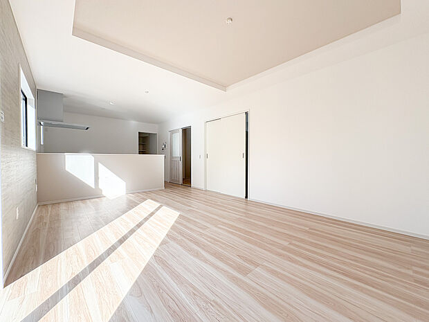 木目調の床材が採用されており、部屋全体にリラックスした雰囲気をもたらします。